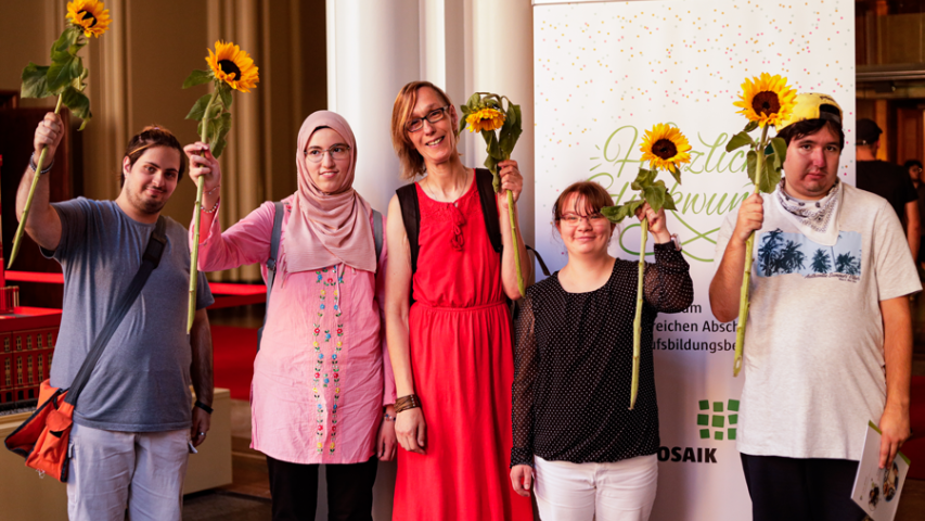 Absolventen und Absolventinnen des Berufsbildungsbereichs von Mosaik erhalten ihre Zertifikate im Roten Rathaus